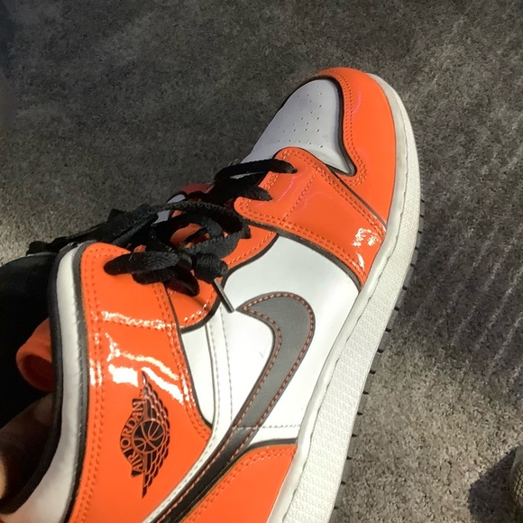 Air Jordan 1 Mid SE Turf Orange - Picture 6 of 8